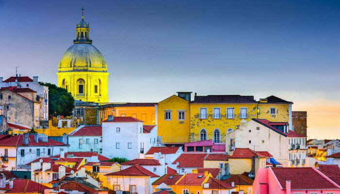 تقوم "لشيونة" عاصمة البرتغال بتوفير خيارات متنوعة لمواقعها التاريخية ومتاحفها العريقة، كذلك بإحتوائها على العديد من المقاهي والمطاعم والساحات، وعلى الرغم من انها وجهة سياحية مهمة إلا أن كلفة الإقامة في أحد فنادقها لا تتعدى الـ30 دولار.