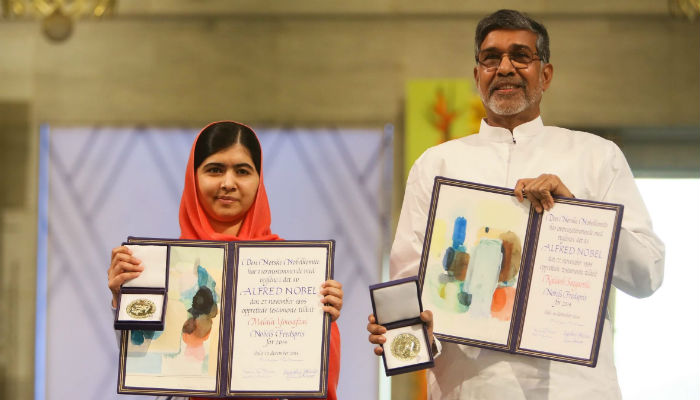 "ملالا يوسفزي" الحائزة على جائزة نوبل للسلام لعام 2014م، مع الناشط الهندي "كايلاش ساتيارثي". 