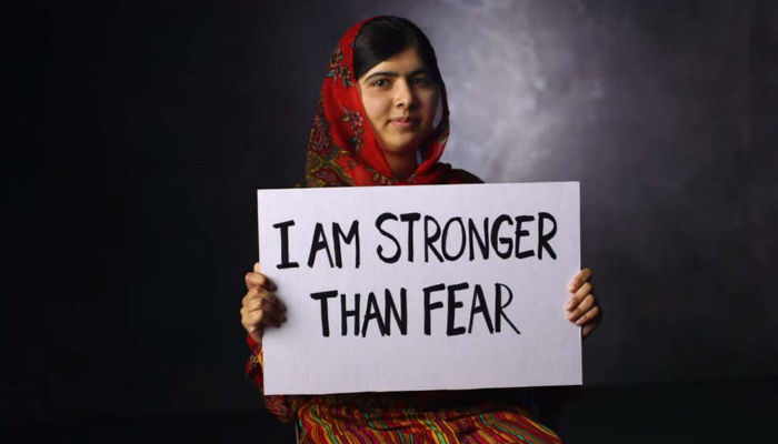 "ملالا يوسفزي" تحمل عبارة "أنا أقوى من الخوف".