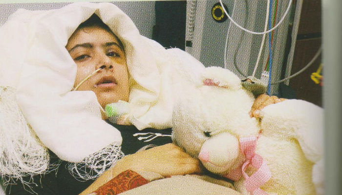 "ملالا يوسفزي" أثناء مراحلها الأولى في المستشفى عند محاولة إغتيالها من قِبل "طالبان".