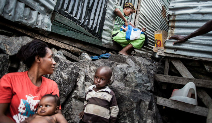 نساء وأطفال جزيرة ميجينجو في أفريقيا