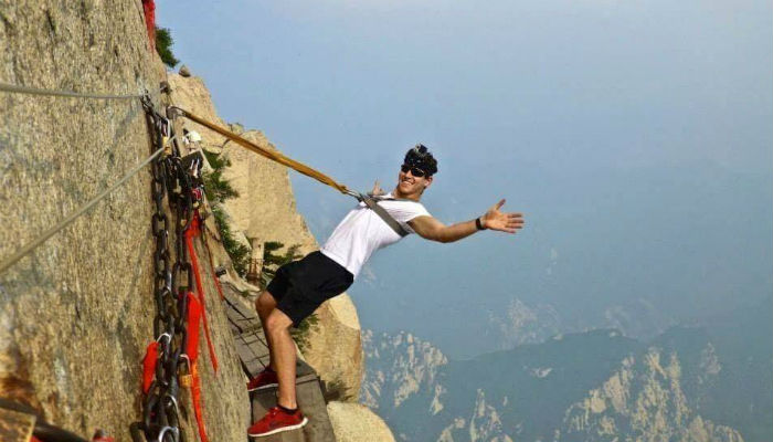 رجل مغامر يتسلق جبل "هواشان" في الصين.