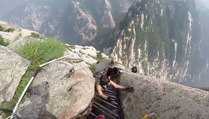 تسلق أخطر جبل في العالم، جبل "هواشان" في الصين.