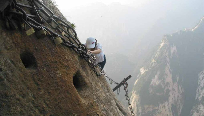 فتاة تتسلق جبل "هواشان" في الصين.