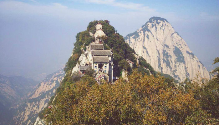 يوجد منزل ومعبد ديني على قمة جبل "هواشان" في الصين يقدم الشاي المجاني.