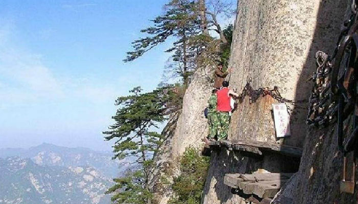 متسلقون يستخدمون الحبال في جبل "هواشان" في الصين.