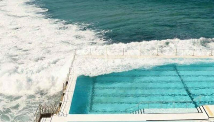 تلتقي "بركة بوندي العامة" مع الساحل الشرقي لبحر "تاسمان" في أستراليا، حيث يبغ طوله حوالي 50 متراً ويمتاز بوجود مسبح صغير خاص للأطفال.