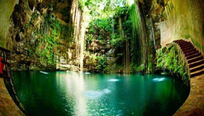 تقع "بركة سينوتي إيك كيل" في جزيرة بوكاتان المكسيكية، حيث تتكون من عشرات الثقوب الصخرية التي تشكل حمامات سباحة طبيعية وبمياه نقية، وتعتبر من أهم الوجهات السياحية في العالم.