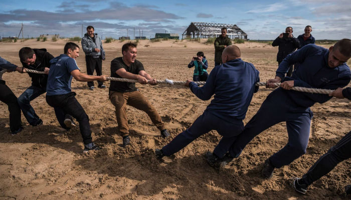 مجموعة رجال يلهون بلعبة شدّ الحبل في قرية "شوينا" الروسية.