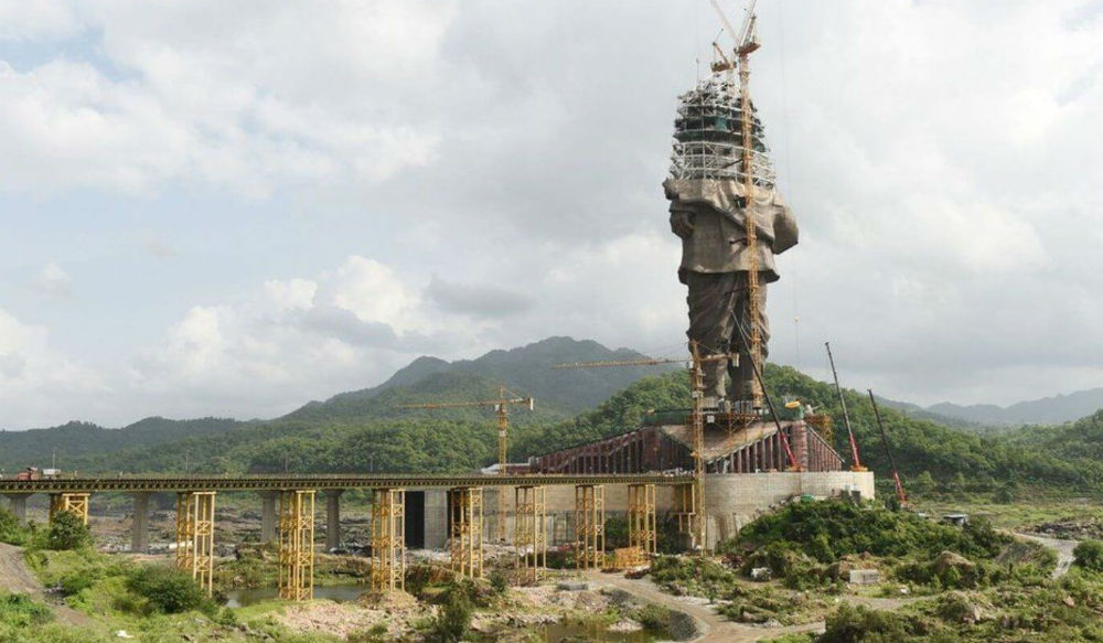 عملية بناء تمثال السياسي «ساردار فالابهاي باتل» في مدينة جوجارات الهندية.