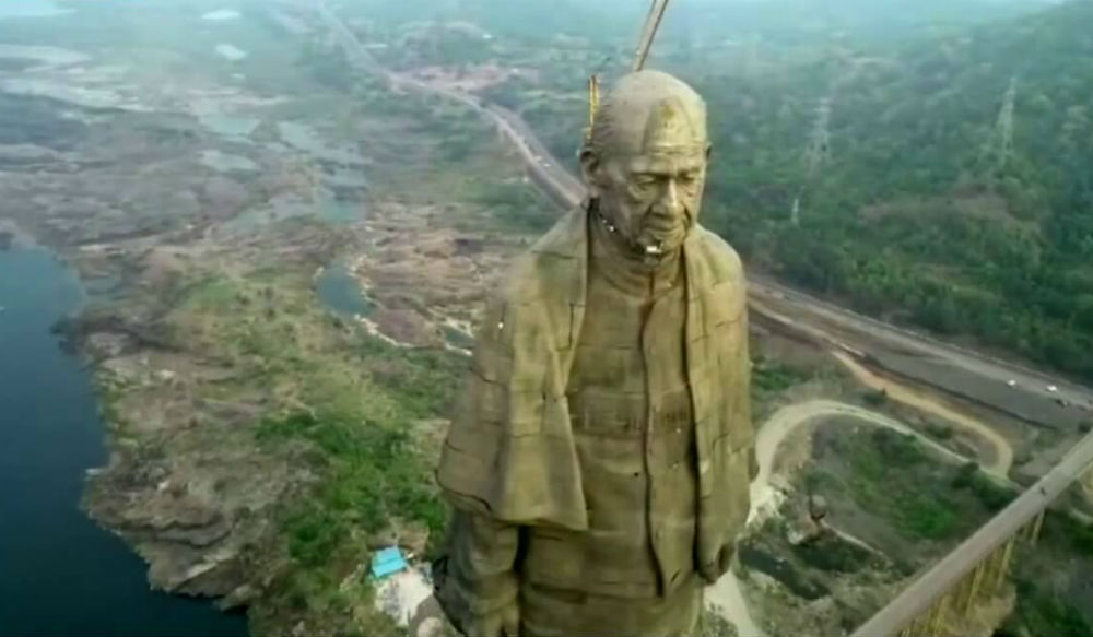 صورة من الجو لأطول تمثال في العالم للسياسي «ساردار فالابهاي باتل» في الهند