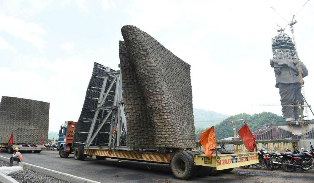 قطع البناء لتمثال السياسي «ساردار فالابهاي باتل» في مدينة جوجارات الهندية.
