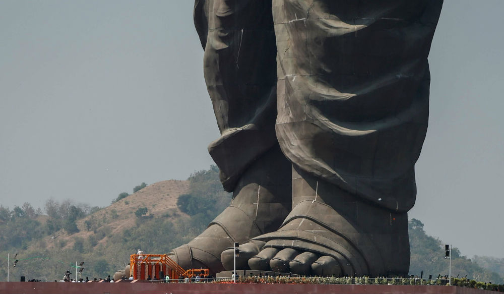 قدما تمثال السياسي «ساردار فالابهاي باتل» في مدينة جوجارات الهندية.