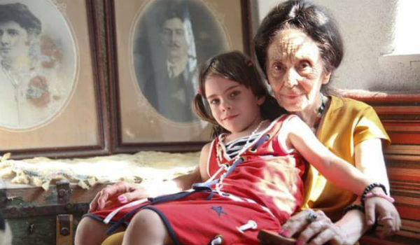 تمكنت السيدة الرومانية "أدريانا إيليسكو" من أن تحمل بثلاثة توائم وهي بعمر الـ66 عاماً لكن نجت طفلة واحدة فقط أثناء إنجابها وهي بصحة جيدة.