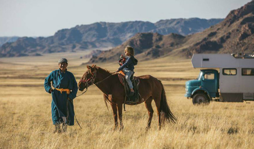 صور للإبن النمساوي يركب الحصان برفقة بدوي في سهول منغوليا.