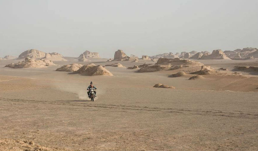 صورة للعائلة النمساوية برحلة سعيدة عبر الدراجة النارية في الصحراء الإيرانية.