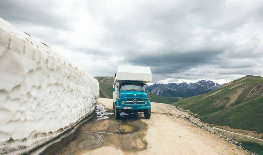 صورة للشاحنة العسكرية على الممرات الجبلية العالية، والتي لا يزال بإمكانك العثور على الثلج فيها وحتى في الصيف.
