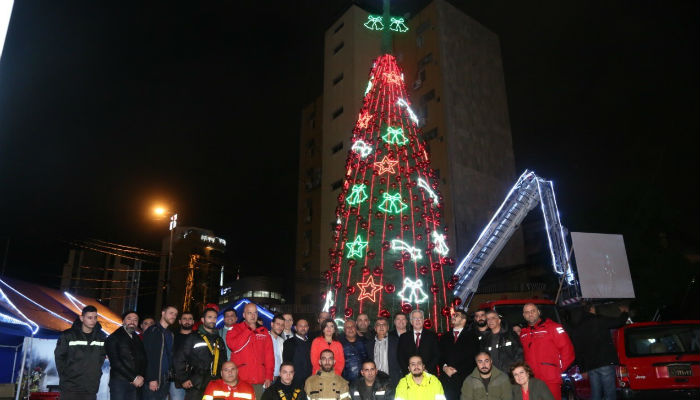 إضاءة شجرة الميلاد في الجديدة المتن-2018، بحضور المدير العام للدفاع المدني العميد "ريمون خطار" ورئيس البلدية "أنطوان جبارة"، كذلك متطوعي وموظفي الدفاع المدني مع عدد من الحشد الشعبي.