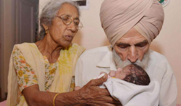 تعتبر السيدة "دالجيندر كآر" الهندية أكبر أم تنجب طفلاً في العالم وهي تبلغ 72 عاماً، حيث تحدت هذه المرأة السنوات لتكون أماً وأنجبت طفلاً من زوجها العجوز الذي يبلغ حوالي 79 عاماً.