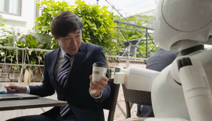 روبوت "داون كافيه" في طوكيو-اليابان يقدم القهوة الى الزبون.