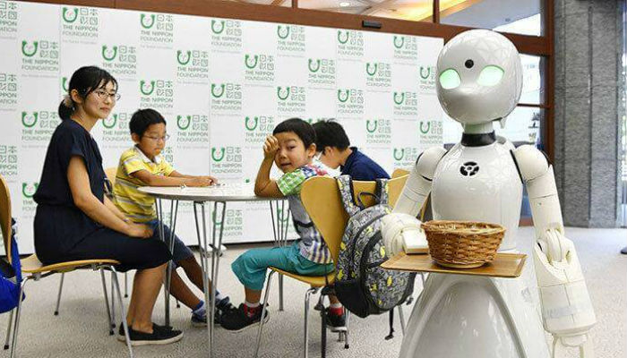 روبوت "داون كافيه" في طوكيو-اليابان.