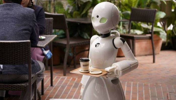 روبوت "داون كافيه" في طوكيو-اليابان يأخذ القهوة الى الزبائن.