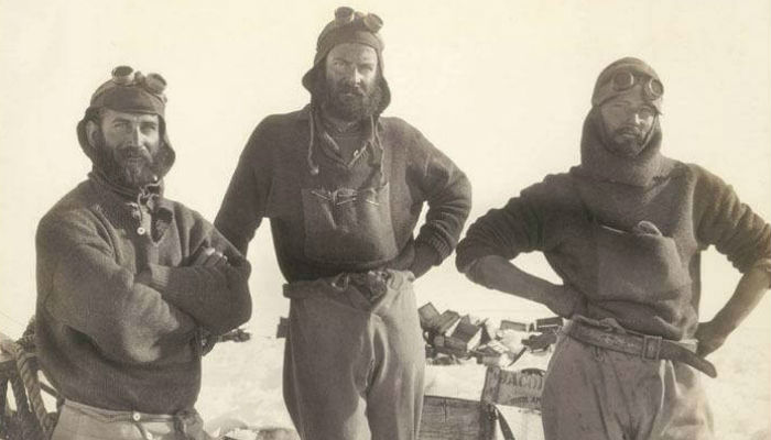 ثلاثة من الباحثين الذين قاموا برحلة إستكشافية الى "أنتاركتيكا".