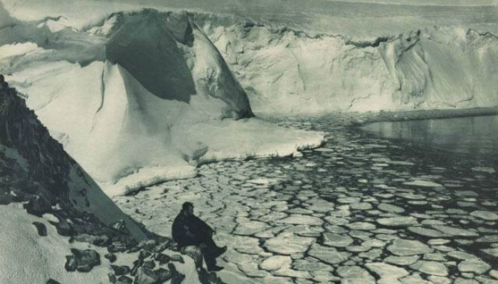 صورة لأحد الباحثين يتأمل "أنتاركتيكا".