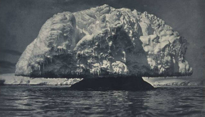 صخرة من الجليد في القارة القطبية الجنوبية "أنتاركتيكا".