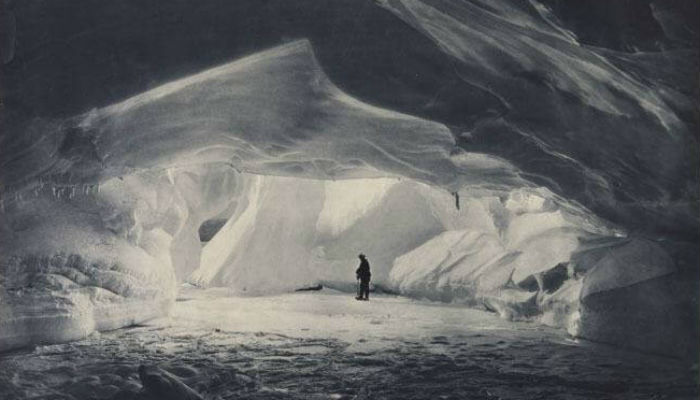 رجل يستكشف "أنتاركتيكا" وهو محاط بالجليد. 