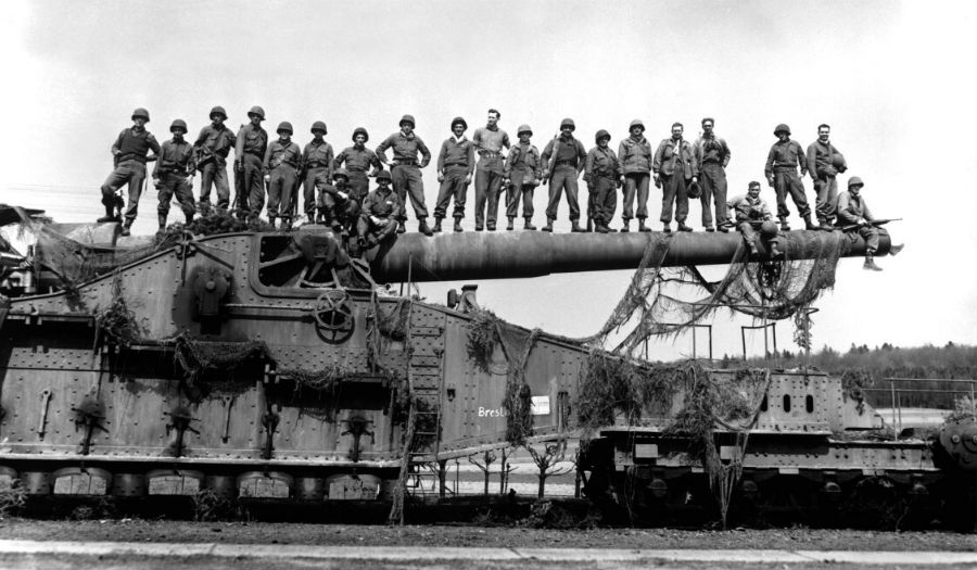 مدفع "غوستاف" الثقيل وكتيبتين من الجيش النازي لحمايته.