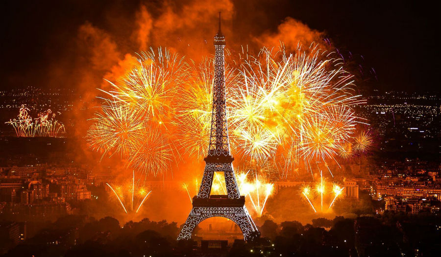 تعتبر "باريس" عاصمة "فرنسا" مدينة الحب والأضواء والموسيقى، فأمام "برج إيفل" مباشرةً يتجمع الآلاف للإحتفال ومشاهدة الألعاب النارية، وتتميز "باريس" عاصمة السياحة في العالم بأنها من أكثر المدن الرومانسية لبدء سنة جديدة مميزة.
