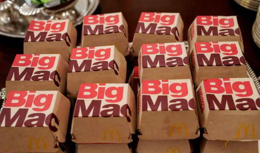 وجبات البرغر من "ماكدونالدز" على نفقة ترامب تقدمة لفريق كرة قدم جامعة كليمسون الأميركية.