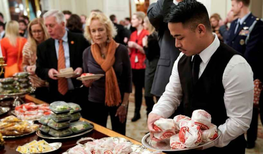 مأدبة طعام على نفقة ترامب لفريق جامعة كليمسون الأميركية.