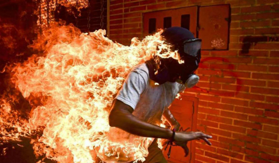صورة لشاب يحترق أثناء الإحتجاجات في "فنزويلا".