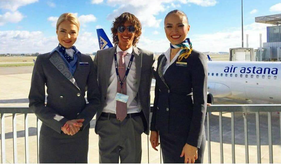 "أليكس ماشيراس" مع مضيفتين للطيران.