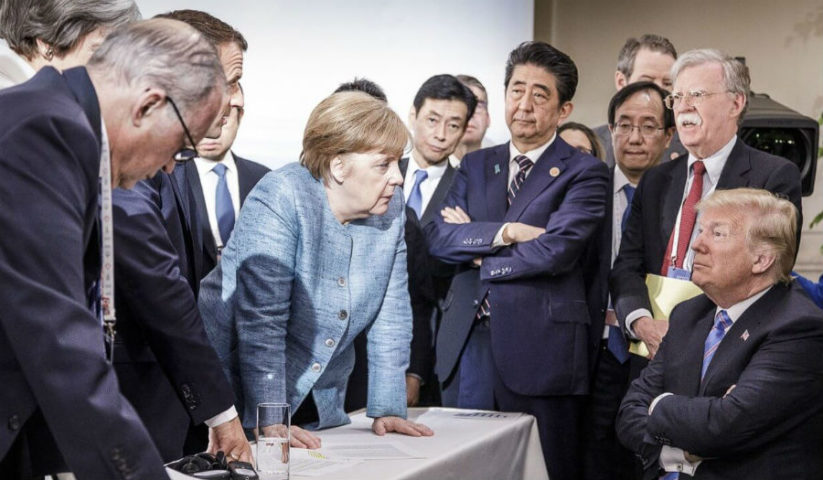 المستشارة الألمانية "أنغيلا ميركل" والرئيس "دونالد ترامب" أثناء إجتماع في "قمة مجموعة السبع" في "تشارليفويكس-كندا".