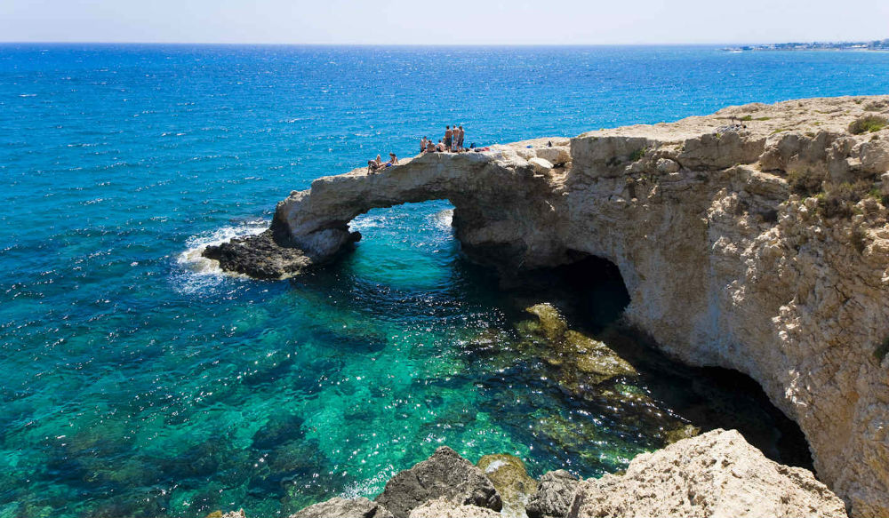 تقع مدينة "أيانابا" في جنوب شرق جزيرة قبرص، إذ تُعد ثاني أكبر المدن إستقبالاً للسياح، وتعتبر من أهم المناطق السياحية في قبرص اليونانية بإعتبارها منطقة مثالية للإستجمام على شواطئها.