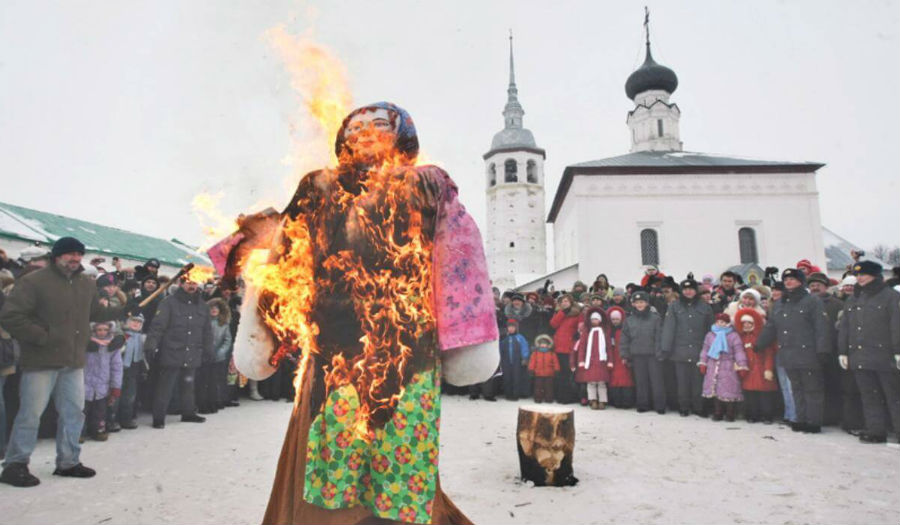 حرق الدمية وإحتفال المتفرجون بتوديع الشتاء في روسيا.