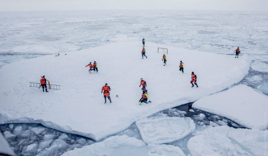 طاقم سفينة نرويجية يلعبون كرة القدم على الجليد في البحر حول غرينلاند.