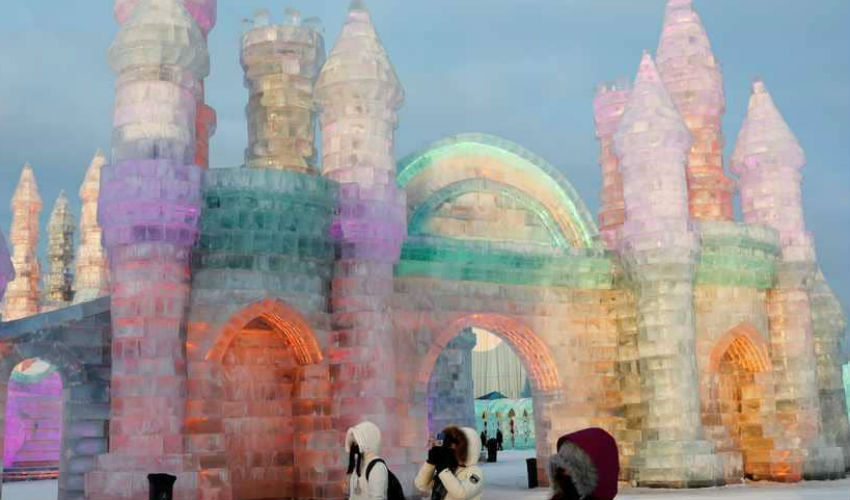 قصور ملونة من الثلوج والجليد في "هاربين-الصين".