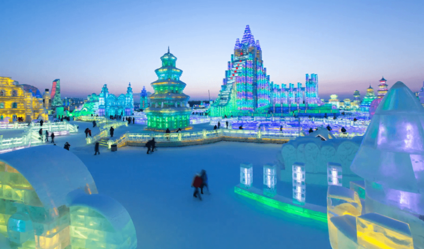منحوتات من المباني الجليدية ملونة بالأضواء المدهشة في مهرجان "هاربين" في الصين.