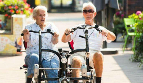 زوجان مسنان يمارسان الرياضة في قرية "هوغواي" في هولندا.