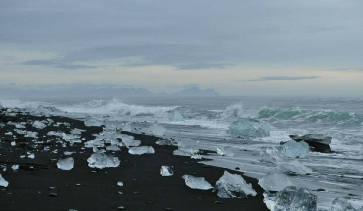شاطئ بحيرة "جوكولسارلون" في آيسلندا.