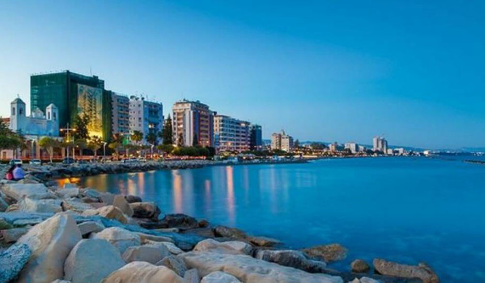 تعتبر مدينة "ليماسول" الواقعة في قبرص اليونانية ثاني أكبر مدينة في جزيرة قبرص وتتمتع بأكبر شاطىء سياحي في الجزيرة، بالإضافة أنها المركز التجاري والمالي لها، تقدم ليماسول العديد من الأنشطة المائية مثل الغوص والتزلج على الماء وهي تشتهر بالمعالم التاريخية، أهمها القلعة التي تعود للقرن العاشر والمتحف الأثري، كما تستضيف هذه المدينة موكب "كرنفالي" في فصل الربيع من كل سنة وبحضور آلاف الزائرين.