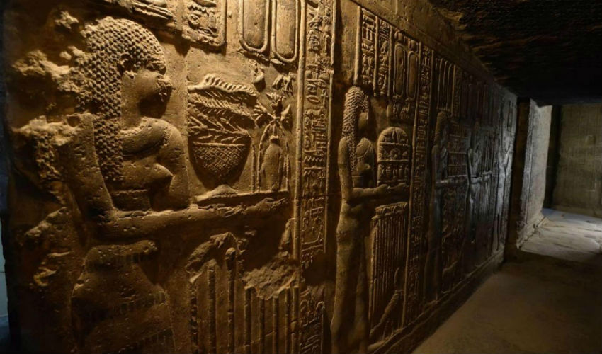مقبرة "واح تي" القديمة من الداخل في مصر.