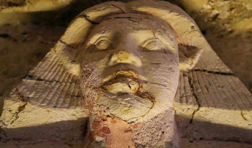 تضم هذه المقبرة المصرية القديمة 24 تمثالاً كبيراً.