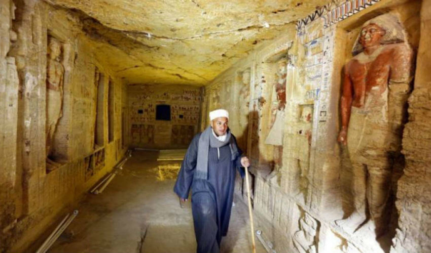 مقبرة "واح تي" القديمة من الداخل في منطقة سقارة بمحافظة الجيزة في مصر.