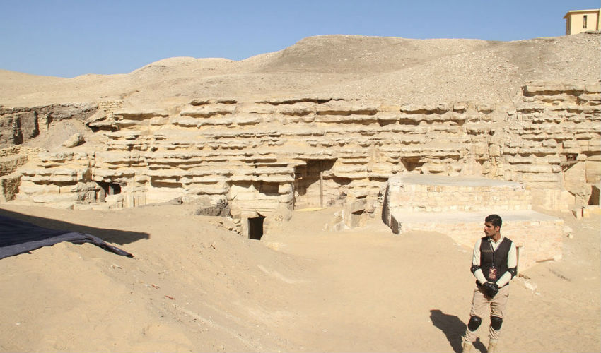 مدخل مقبرة "واح تي" القديمة من الخارج في منطقة سقارة بمحافظة الجيزة في مصر.