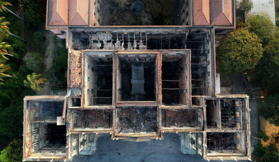 صورة "للمتحف الوطني" في "ريو دي جينيرو" بعد اندلاع حريق في المبنى .